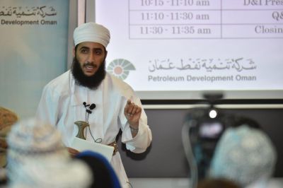 مساعد المفتي يلقي محاضرة عن التنوع والاندماج في بيئة العمل بتنمية نفط عمان